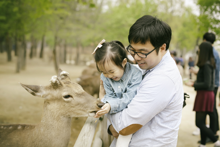 Father and daughter at zoo